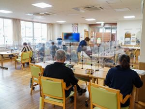 共有スペースで過ごす人々