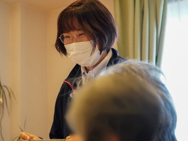 温かみのある空間でのスタッフ