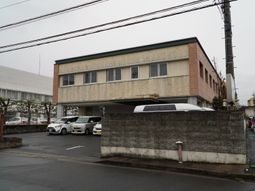 建物の外観と駐車場