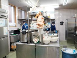 清潔な厨房作業風景