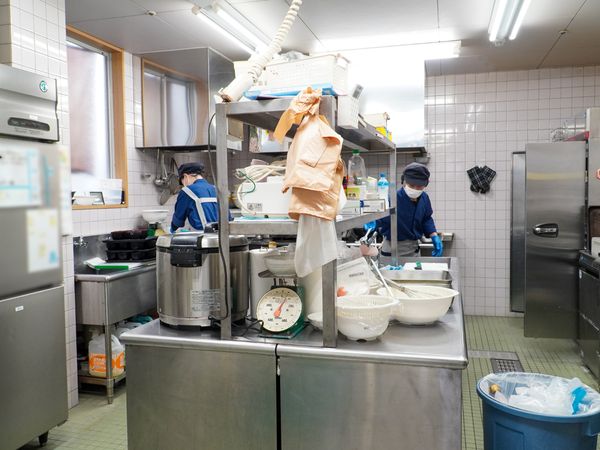 清潔な厨房作業風景