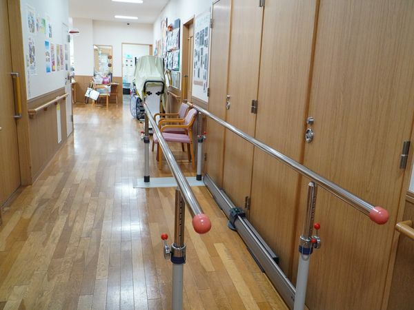 廊下に手すりと掲示物