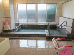 明るい浴室の清潔さ