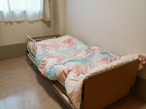 居室のシンプルなベッド