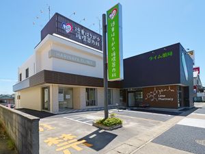 クリニックと薬局の外観  