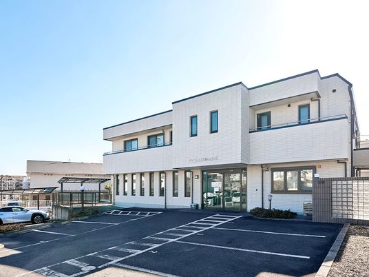 明るい外観の建物  