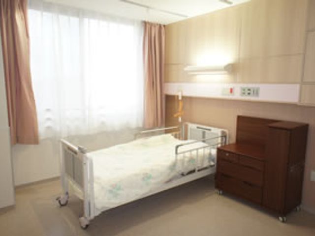 広々とした個室の居室 居室   自然光が差し込む快適な空間です。プライバシーを大切にした静かな環境で、落ち着いた時間を過ごせます。