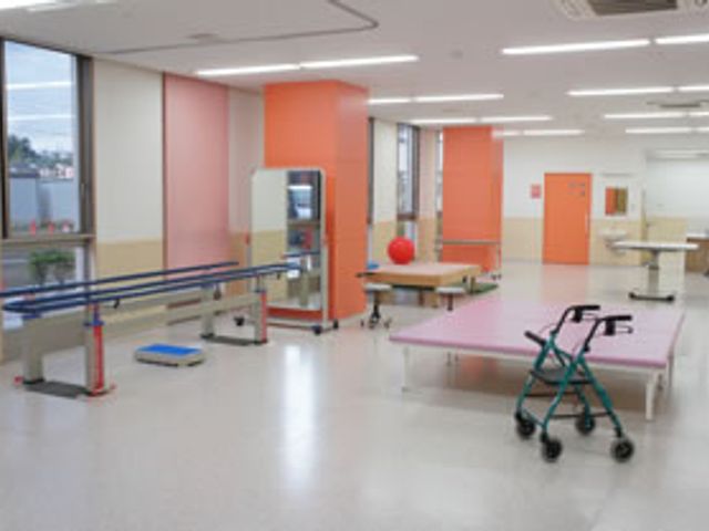 機能訓練を行う部屋 機能訓練室 広々とした空間で、自然光が降り注ぐ明るい機能訓練の場所です。快適に運動を支援いたします。