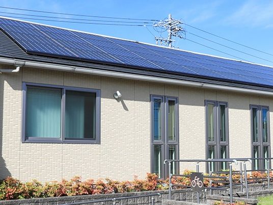 太陽光のある建物外観  