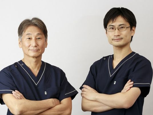 スタッフ2人の制服姿  