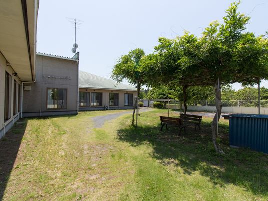 施設の中庭と建物