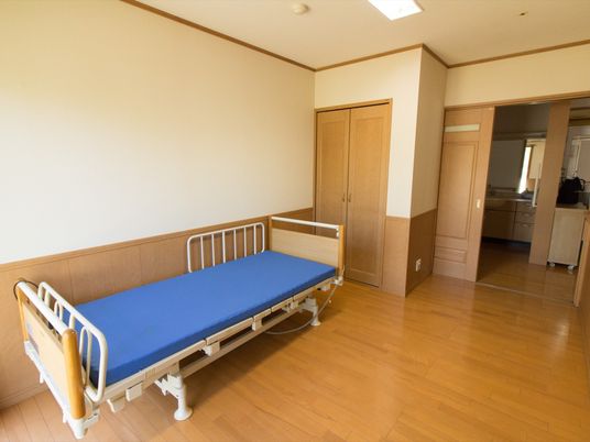 清潔な個室のベッドと家具