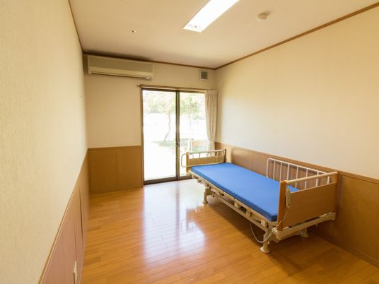 明るい個室の居室