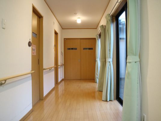 清潔な廊下と窓