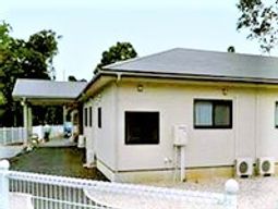 明るい外観の建物