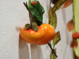 壁に飾られた擬似柿