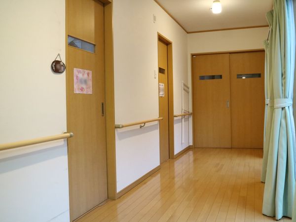 廊下の明るい風景