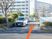車が停まる施設前の通路  
