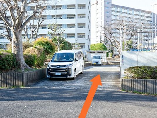 車が停まる施設前の通路  