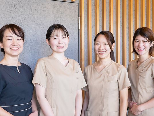 笑顔のスタッフ4人