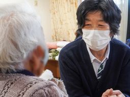 笑顔で話す女性二人