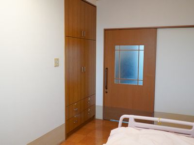 木製家具のある居室