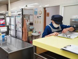 スタッフが業務中のキッチン