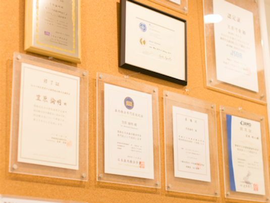掲示された認証書の壁面  