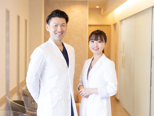笑顔の職員が並ぶ廊下  