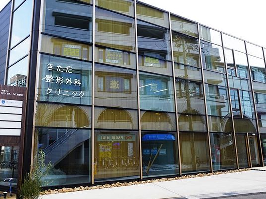 大きな窓の外観  