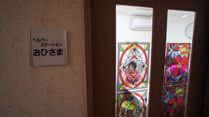 ステンドグラスの扉
