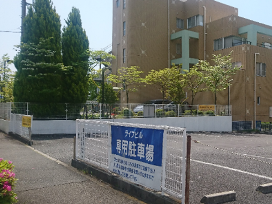 駐車場のある外観  