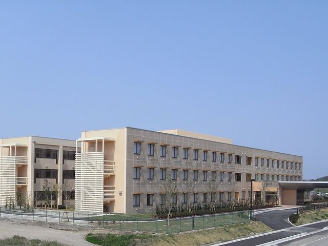広々とした共用スペース 外観 自然に囲まれた施設の外観です。建物はモダンで開放感があり、仕事環境として魅力的です。