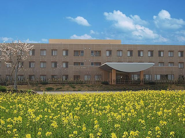 花畑に面した外観 外観 広々とした庭を一望できる建物です。晴れた日には美しい自然を楽しめます。