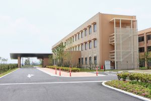 広がる建物の外観
