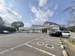 広い駐車場の建物外観