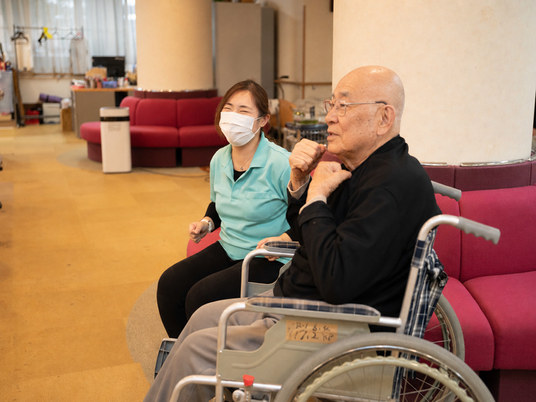 車椅子利用者と職員のラウンジ  