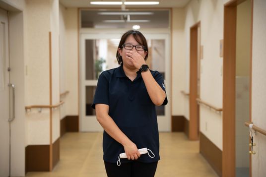 廊下で笑うスタッフ  