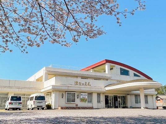 桜と建物の外観  