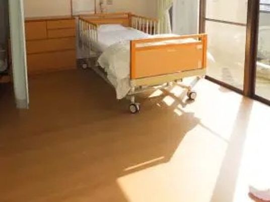 明るい居室のベッド  