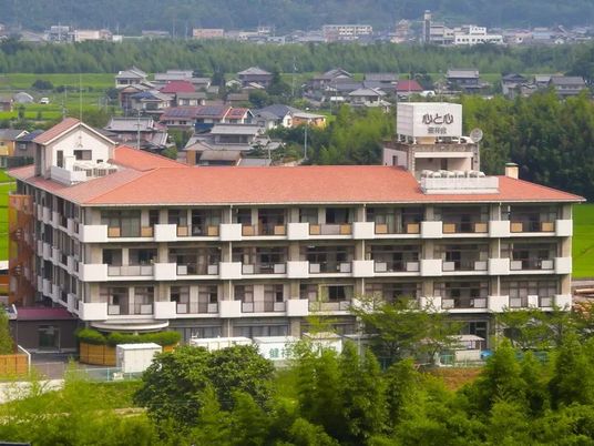 赤い屋根の施設外観  