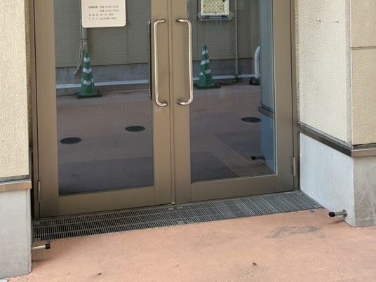 両開きの出入口  