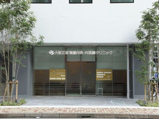 ガラス張りの入口の外観  