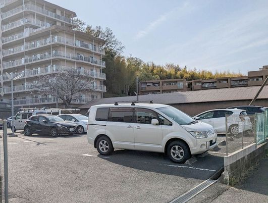 施設外観と駐車場  