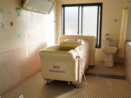 清潔感のある広々浴室