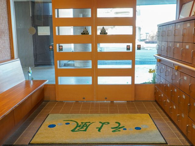 エントランスの明るい空間 玄関 広々としたエントランスは、光がたっぷり差し込む設計です。暖かい雰囲気の中で、訪れる方々を穏やかに迎えてくれます。