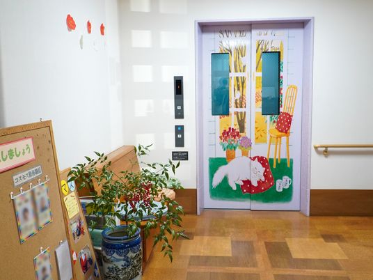 壁画のあるエレベーターホール