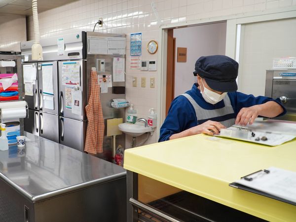 キッチン作業中のスタッフ