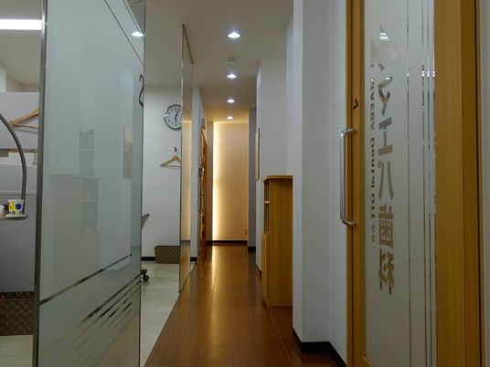 明るい廊下の出入口  