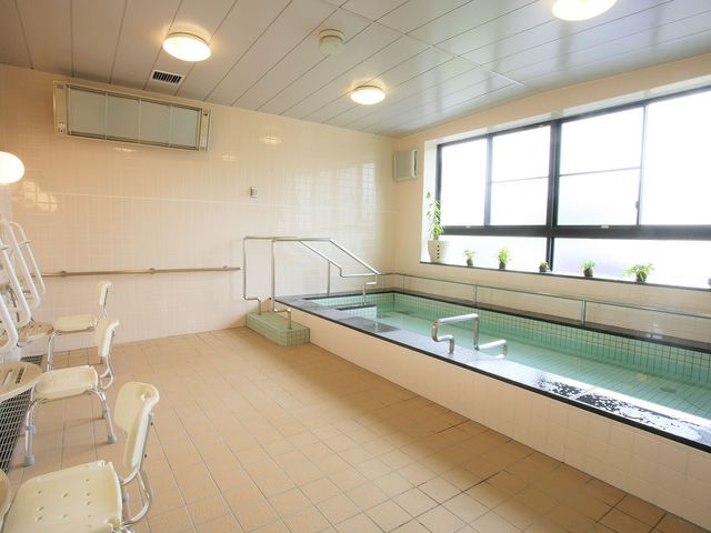 広々とした浴室 浴室 自然光が差し込む清潔な浴室で、利用者のリラックスした時間をサポートします。